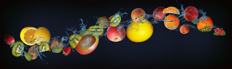 Zdjęcie panorama z soczystymi owocami w wodzie maliny brzoskwinie gruszki melony mango kiwi cytryna truskawki mają dużą ilość witamin i minerałów