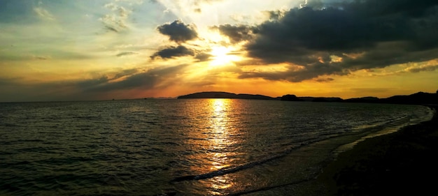 Panorama z zachodem słońca na plaży Ao Nang. Tajlandia.