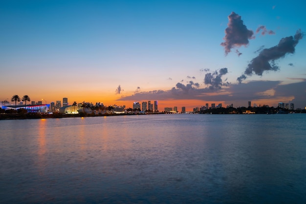 Panorama zachodu słońca miasta miami na florydzie z budynkami biznesowymi i mieszkalnymi oraz mostem na biscayne