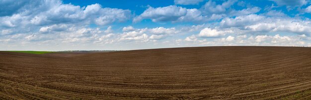 Panorama zaoranego pola i nieba czarne grunty orne rolnictwa