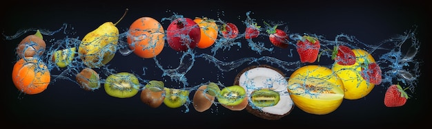 Zdjęcie panorama ze świeżymi owocami w wodzie kiwi melon kokos truskawka pomarańcza gruszka brzoskwinia bardzo smaczny deser na nowy rok boże narodzenie i halloween