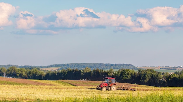 Panorama zebranych pól uprawnych i orki traktorowej Niekończące się przestrzenie