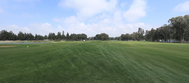 Zdjęcie panorama zielone pole golfowe z lasem