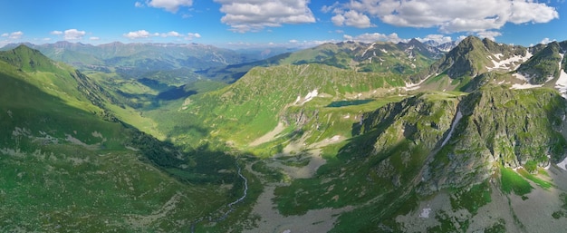 Zdjęcie panorama zielonej doliny gór kaukazu