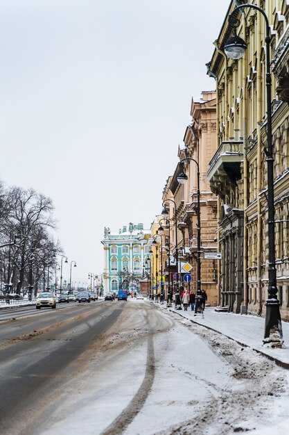 Panorama zimowego miasta i widok na zaśnieżone ulice w centrum Sankt Petersburga