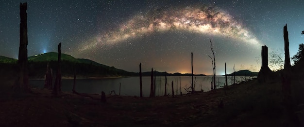 Zdjęcie panoramat morza na tle nocnego nieba