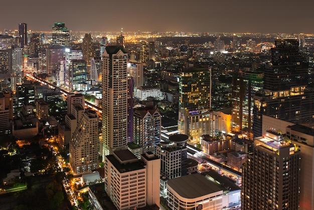 Panoramę Bangkoku i wieżowiec w nocy