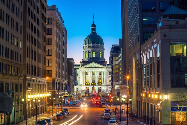 Panoramę centrum Indianapolis o zmierzchu w USA