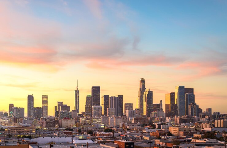 Zdjęcie panoramę centrum los angeles o zachodzie słońca