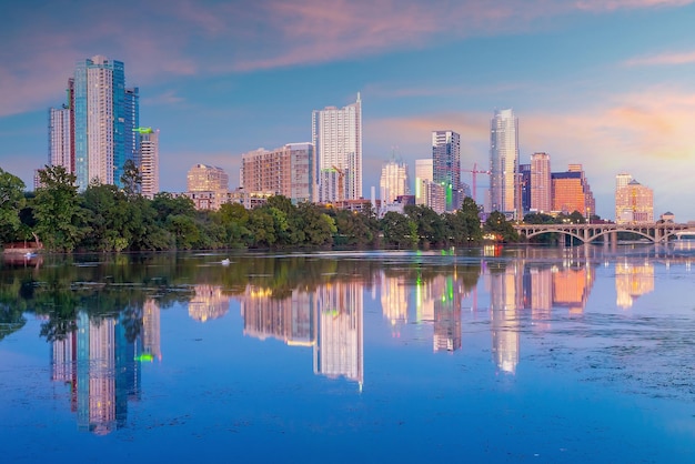 Panoramę centrum miasta Austin w Teksasie, USA o zachodzie słońca