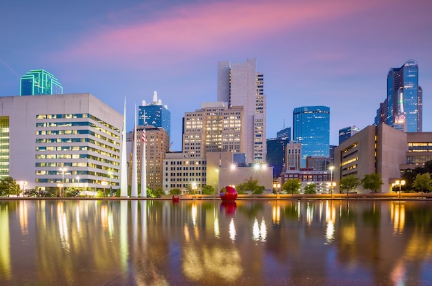 Panoramę centrum miasta Dallas w Teksasie, USA o zachodzie słońca