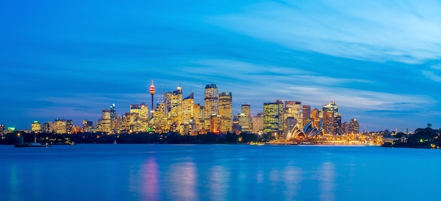 Panoramę centrum Sydney w Australii o zmierzchu