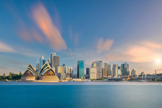 Panoramę centrum Sydney w Australii z widoku z góry o zachodzie słońca