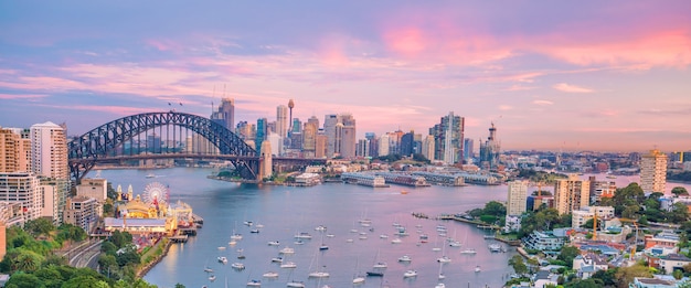 Panoramę centrum Sydney w Australii z widoku z góry o zmierzchu