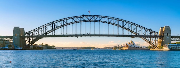 Panoramę centrum Sydney z błękitnym niebem w Australii