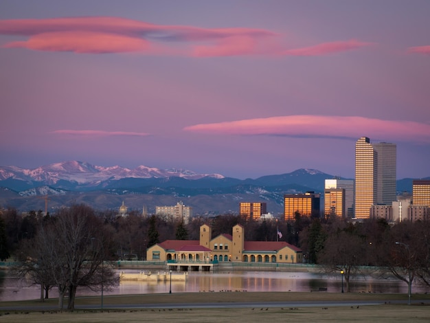 Panoramę Denver o niebieskiej godzinie.