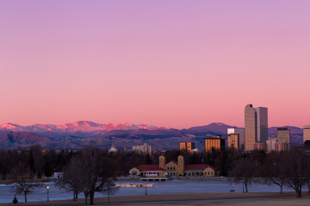 Panoramę Denver o wschodzie słońca w zimie.