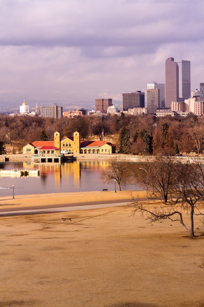 Zdjęcie panoramę denver w ciągu dnia w zimie.