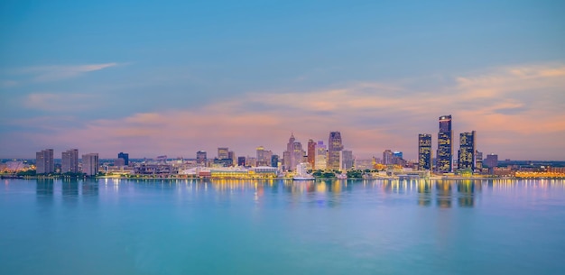 Panoramę Detroit w Michigan Cityscape USA o zachodzie słońca strzał z Windsor Ontario