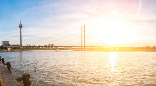 Panoramę Duesseldorfu o zachodzie słońca w panoramie Renu