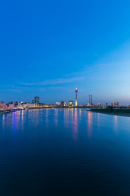 Panoramę Dusseldorfu w niebieską noc nad Renem