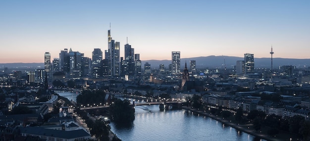 Panoramę Frankfurtu nad Menem o zmierzchu w niemczech