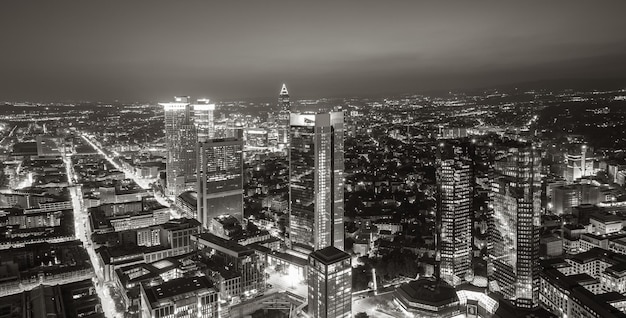 Panoramę Frankfurtu nocą w czarno-białych kolorach