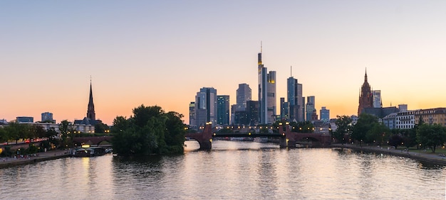 Panoramę Frankfurtu o zmierzchu