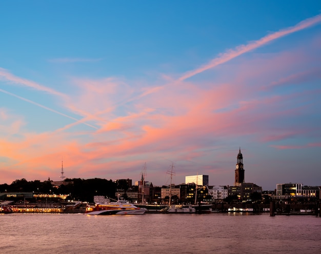 Panoramę Hamburga O Zachodzie Słońca