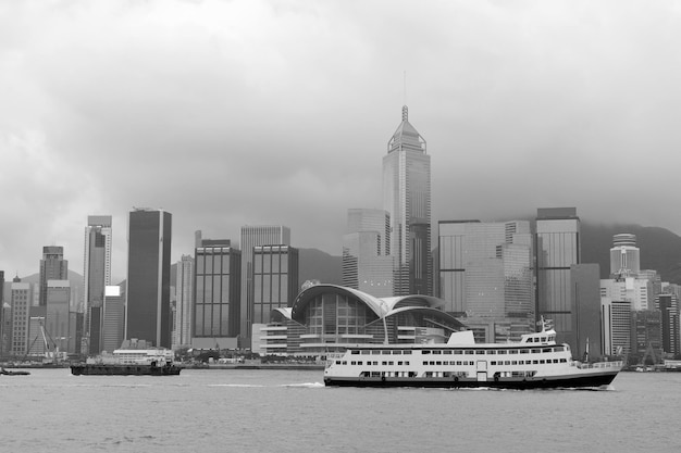 Panoramę Hongkongu z łodziami