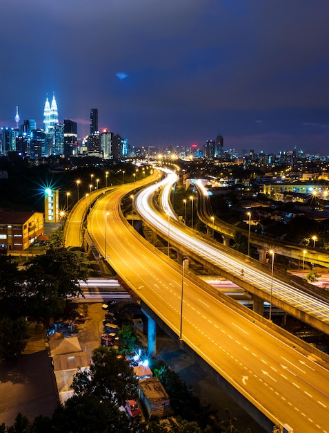 Panoramę Kuala Lumpur nocą