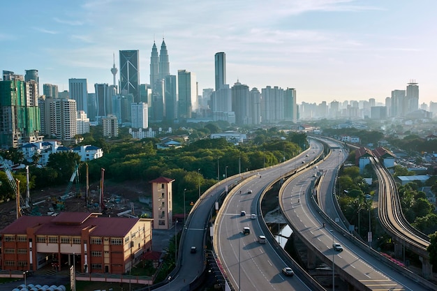 Panoramę Kuala Lumpur z Petronas Towers i innymi drapaczami chmur Malezja
