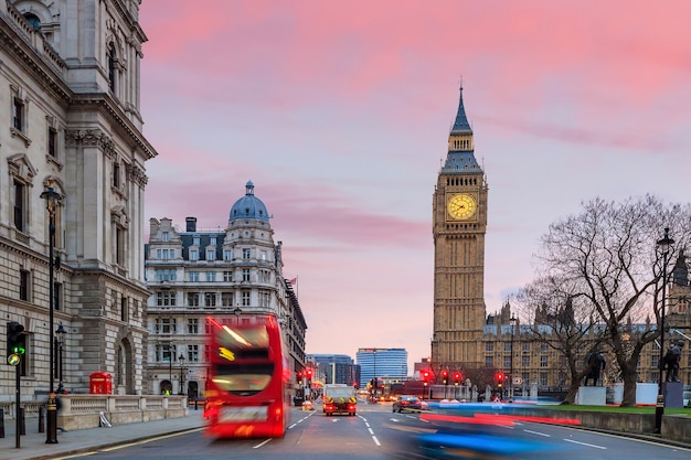 Panoramę Londynu z Big Benem i Houses of Parliament o zmierzchu w Wielkiej Brytanii.