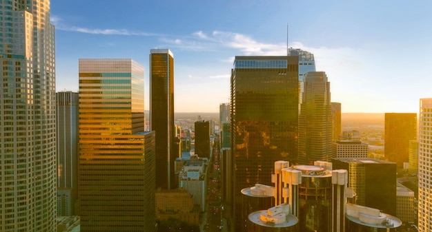 Panoramę Los Angeles i drapacze chmur centrum miasta Los Angeles centrum biznesowe miasta zachód słońca nad los