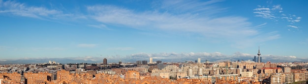 Panoramę Madrytu w dzień z błękitnym niebem i chmurami z popularnej dzielnicy Vallecas