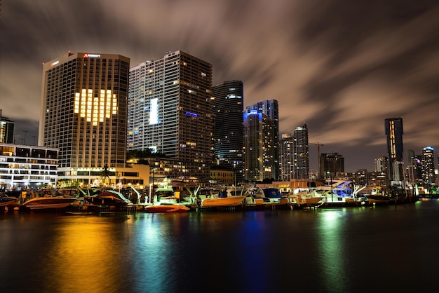 Panoramę Miami. Bayside Miami Downtown MacArthur Causeway z Venetian Causeway.