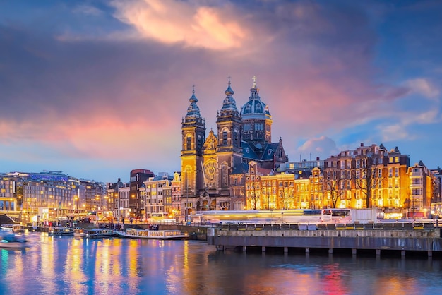 Panoramę miasta centrum Amsterdamu. Pejzaż w Holandii o zachodzie słońca