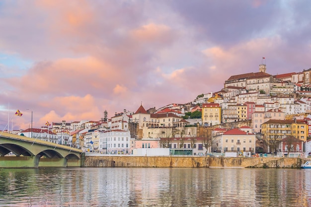 Panoramę miasta Coimbra pejzaż Portugalii