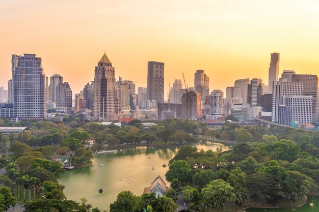 Panoramę Miasta Downtown Bangkok Z Parkiem Lumpini Z Widoku Z Góry W Tajlandii O Zachodzie Słońca