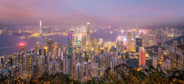 Panoramę miasta Hongkongu z widokiem na Port Wiktorii o zmierzchu z widoku z góry