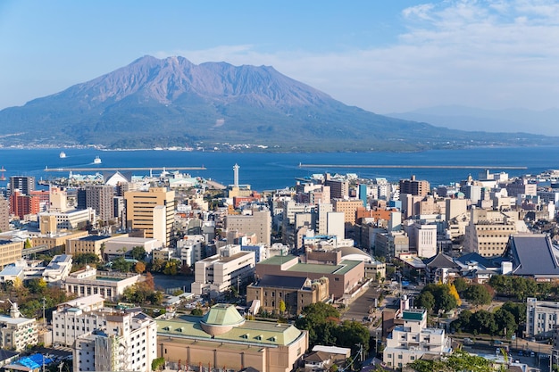 Panoramę miasta Japonii z wulkanem Sakurajima