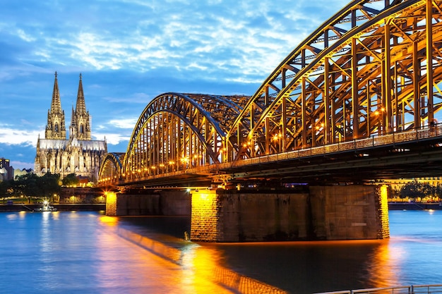 Panoramę miasta katedry w Kolonii i most Hohenzollern z rzeką Ren w Niemczech o zmierzchu