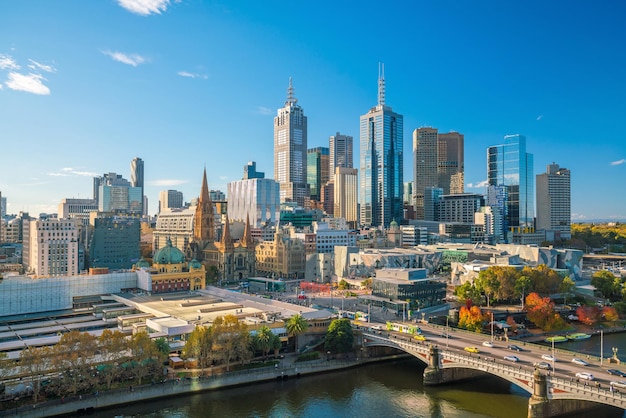 Panoramę miasta Melbourne w Australii z błękitnym niebem