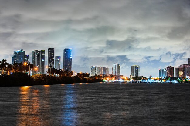 Panoramę Miasta Miami Widziany Z Centrum Nocnego Miasta Biscayne Bay