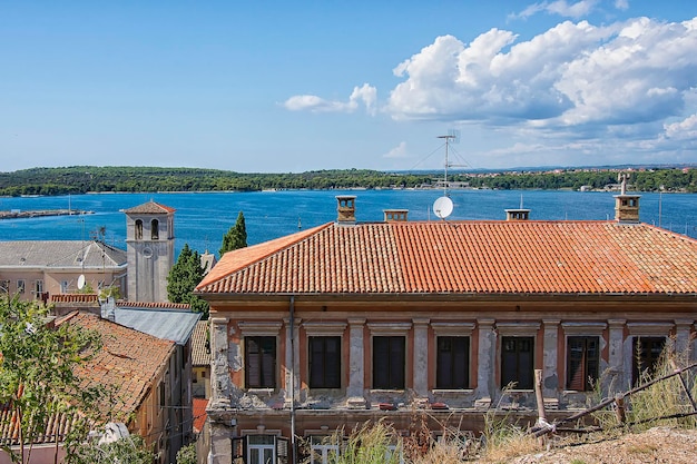 Panoramę Miasta Pula I Widok Na Port Adriatyku W Lecie