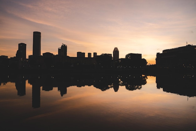 Panoramę miasta Singapuru z nowoczesną architekturą wieżowca dla koncepcji działalności finansowej i podróży w Azji pejzaż miejski punkt orientacyjny marina bay w nocy dzielnica zmierzch niebo