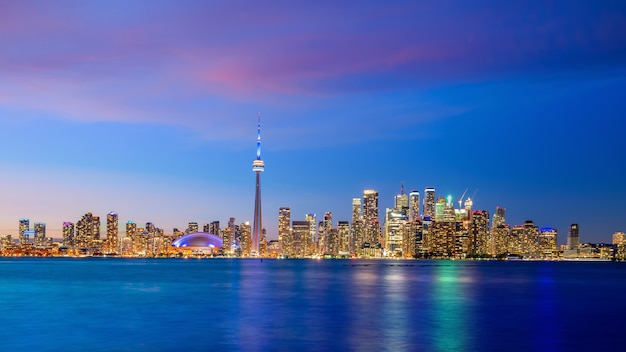 Panoramę miasta Toronto o zachodzie słońca w Ontario, Kanada