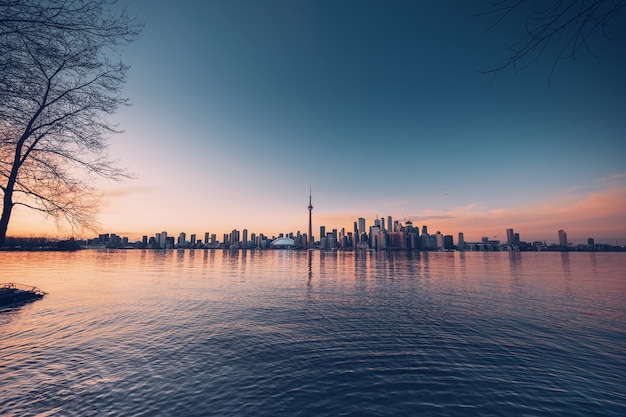 Panoramę miasta Toronto z wyspy Centre