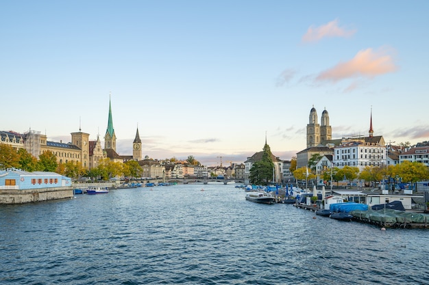 Panoramę miasta Zurych z widokiem na rzekę Limmat w Szwajcarii.