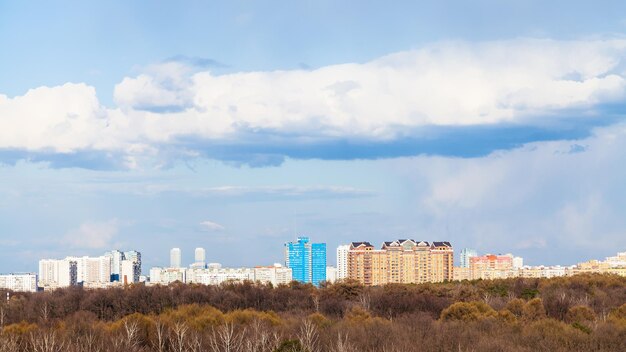 Panoramę Moskwy z parkiem miejskim wczesną wiosną